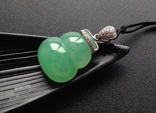 給孩子買翡翠飾品，這些細節(jié)不注意，美玉可能變